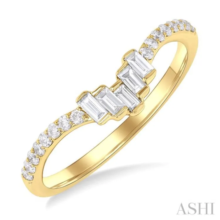 1/4 ctw Baguette Cut Chevron Centerpiece Round Cut Diamond Wedding Band in 14K Yellow Gold