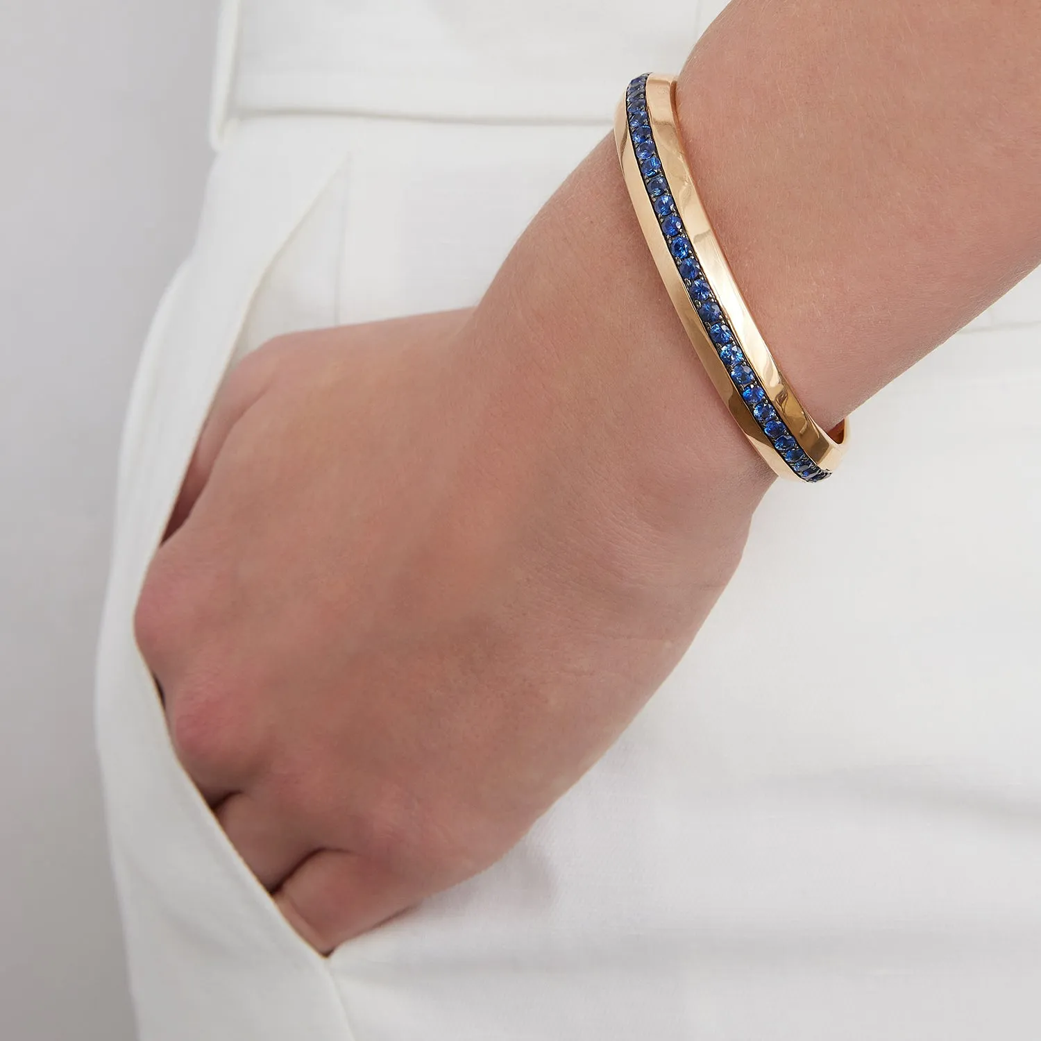 GRANT 18K GOLD AND SAPPHIRE ANGLED BANGLE BRACELET