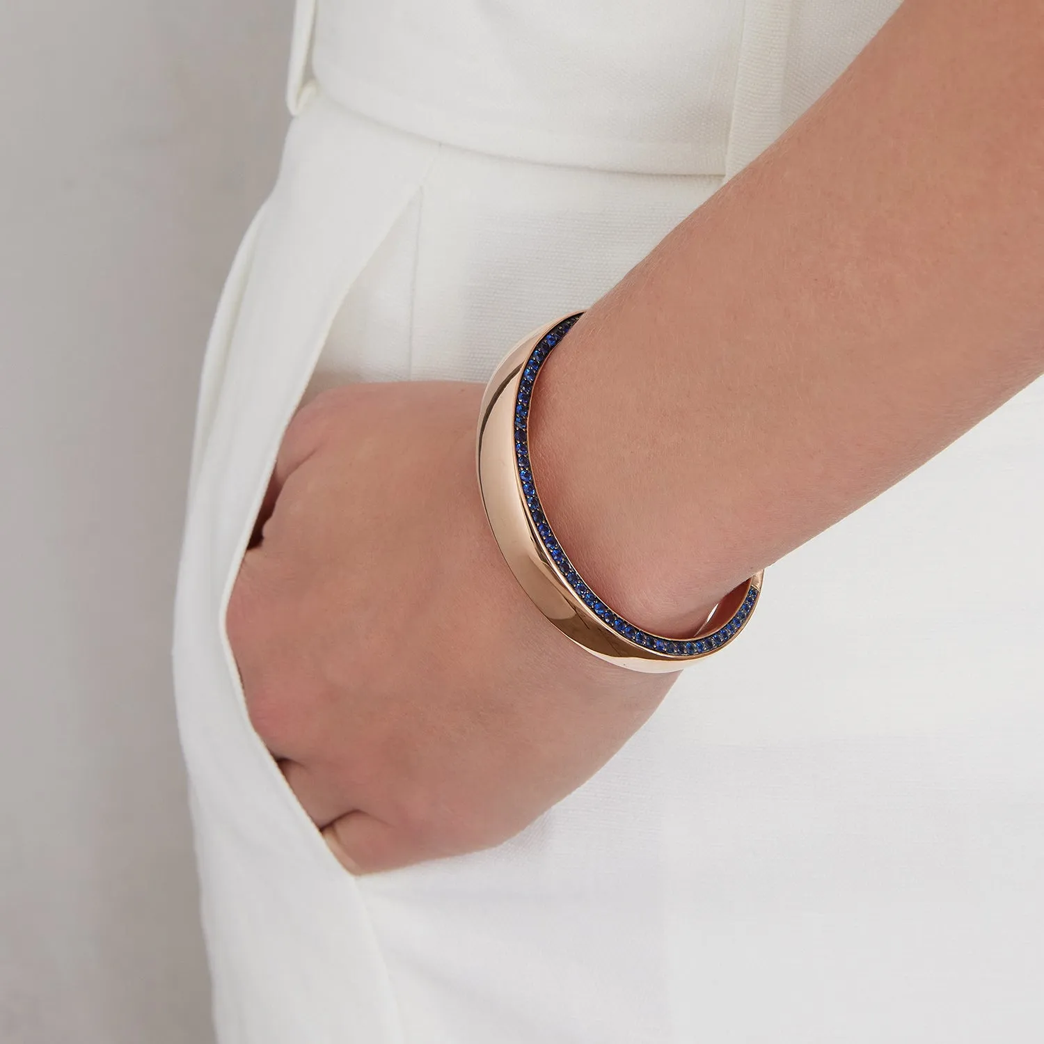 LYTTON 18K GOLD AND BLUE SAPPHIRE EDGE BOMBE BANGLE BRACELET