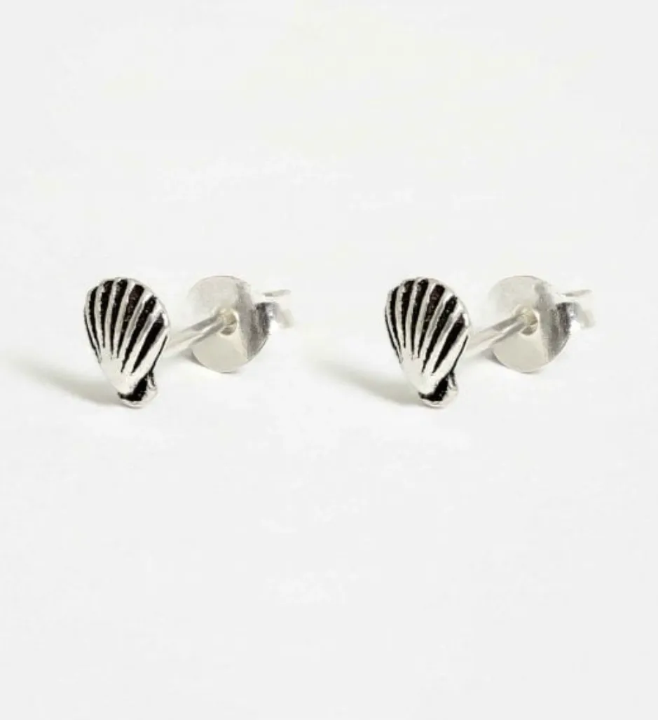 Shell Silver Ear Stud - Elegant and Versatile Accessory for Any Occasion