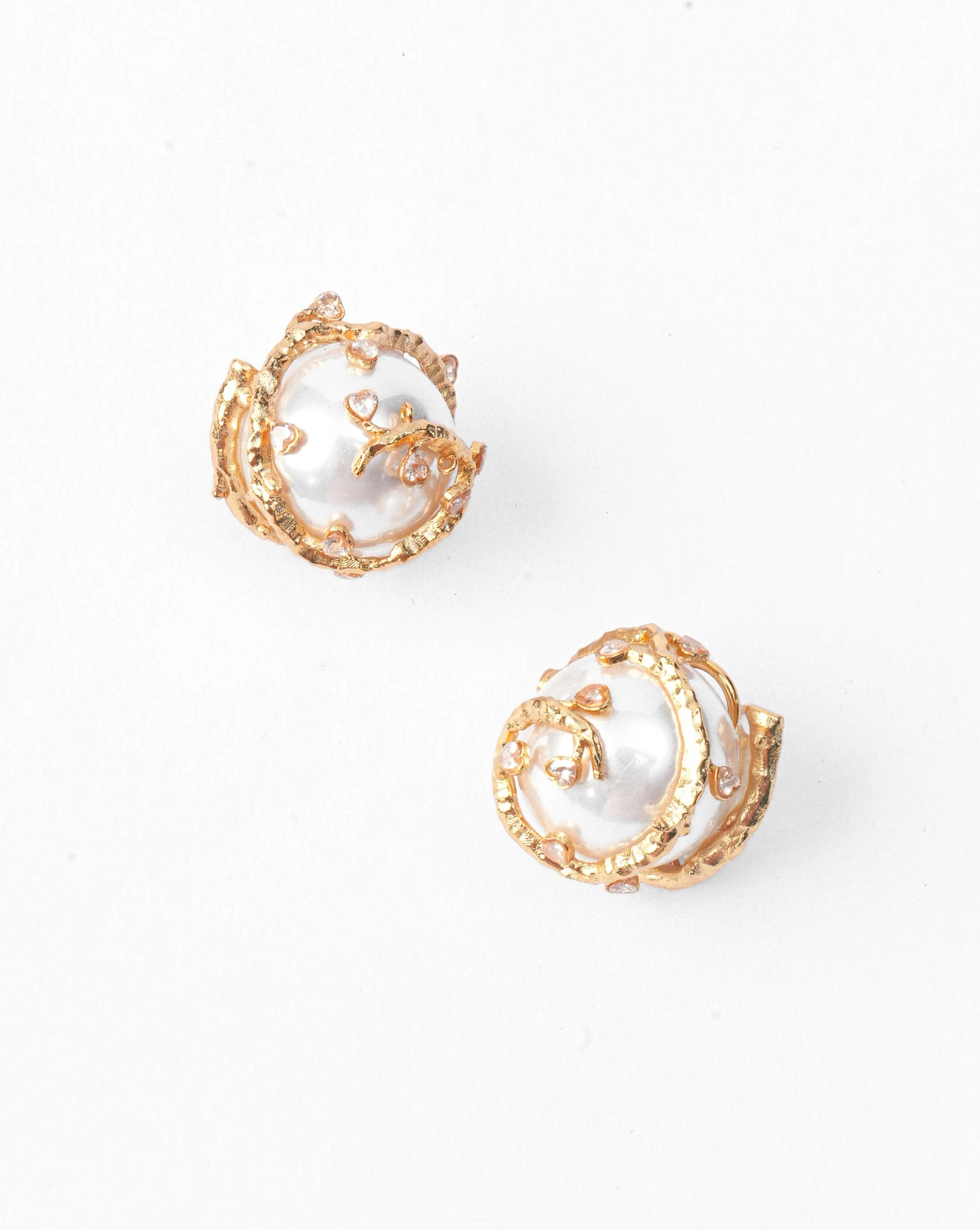 Vine Crest Studs In Gold