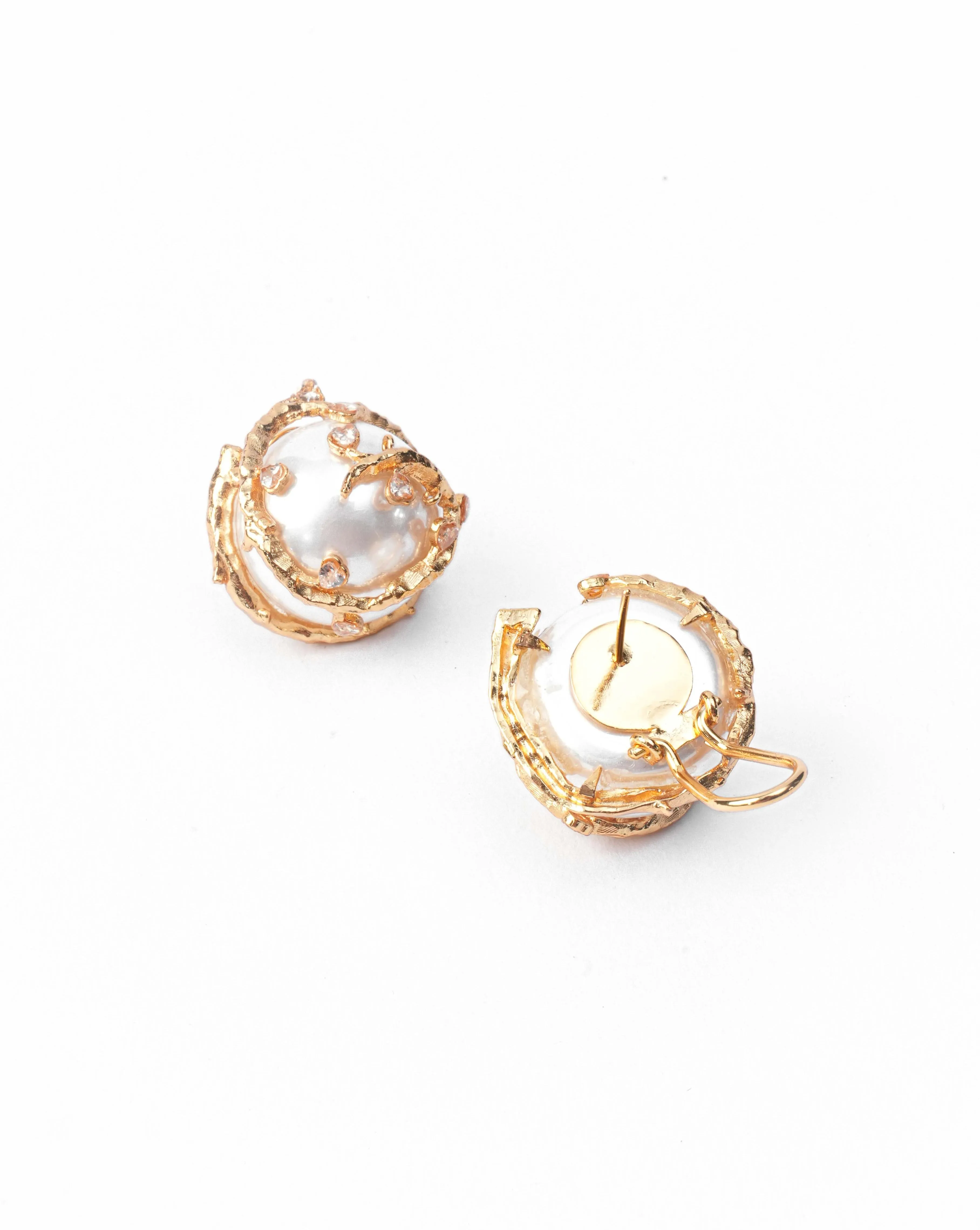 Vine Crest Studs In Gold