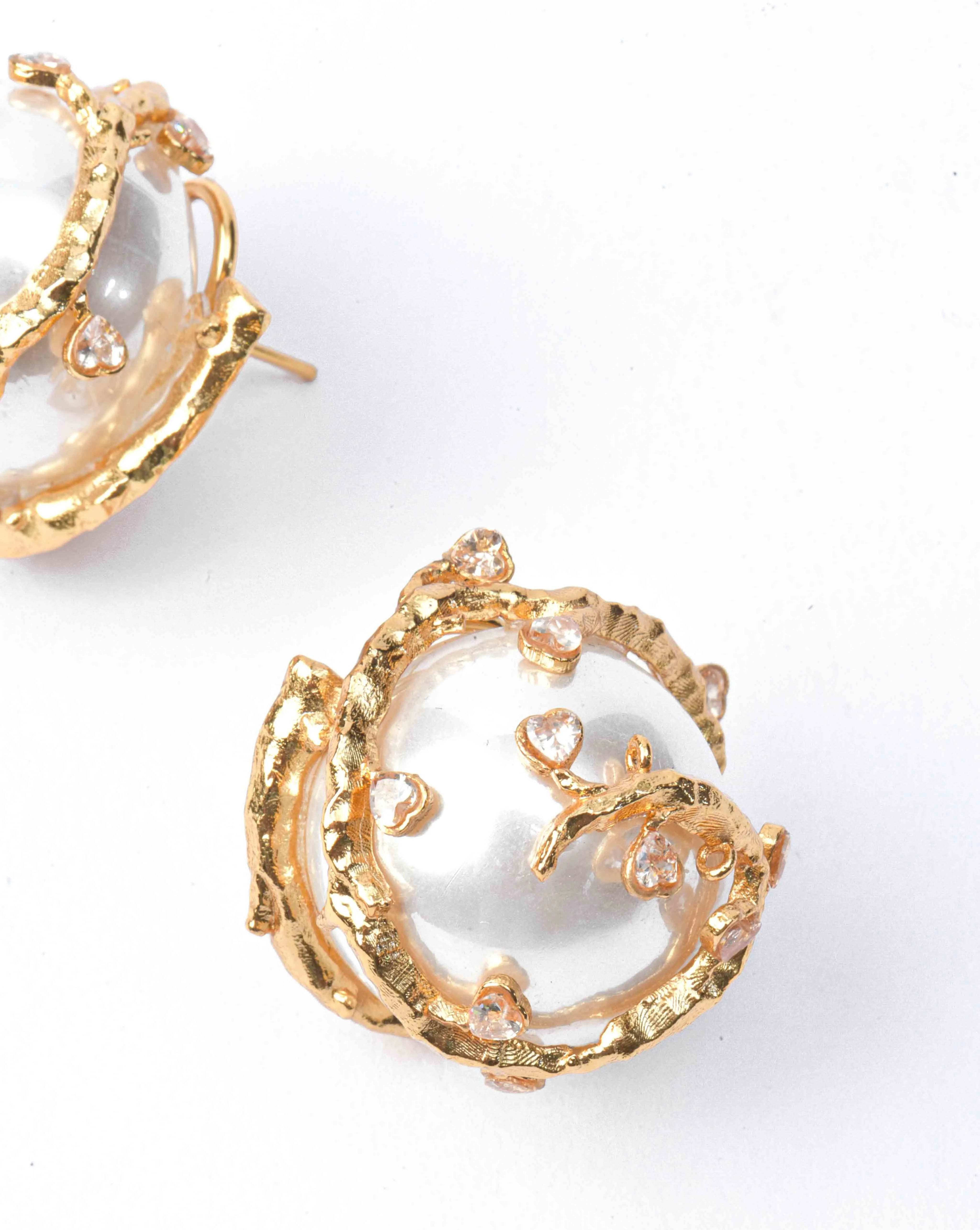 Vine Crest Studs In Gold