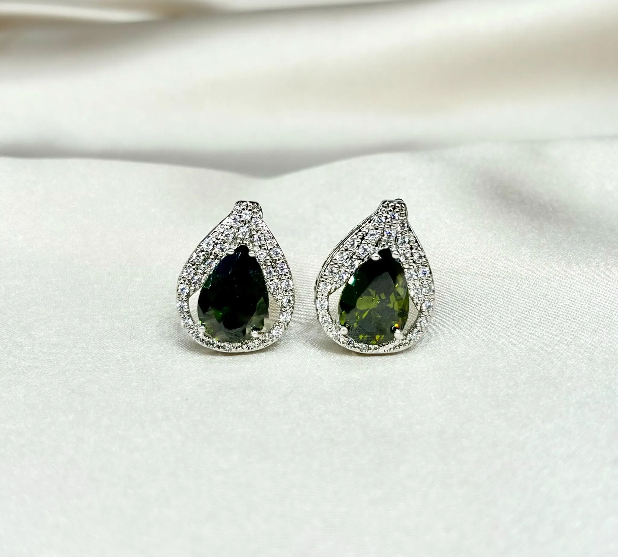 Vintage Olive Crest earrings